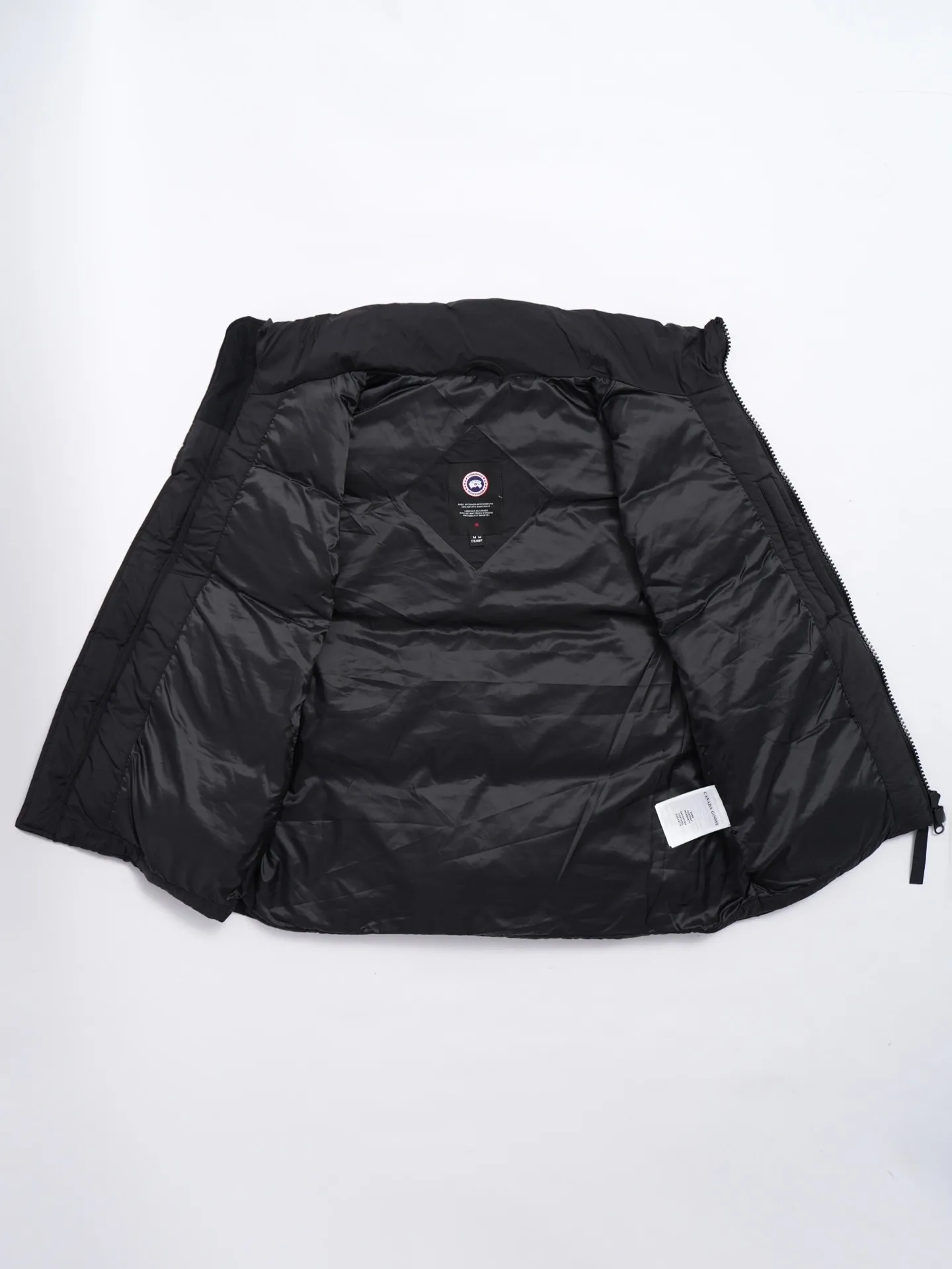 P580 Canada gooes Lawrence Down Vest (high version) With a durable shell and quilted body, the Lawrence Down Vest is a must-have for all seasons. The fabric has a durable soft touch. Longer hem at back for added protection. Reflective double-stripe grip tape at back. The Lawrence features an engineered down-filled collar to block strong winds, a two-way front zip and a longer rear hem. Color: black with red label, black with black label, desert color, ocean blue Size: XS -2XL